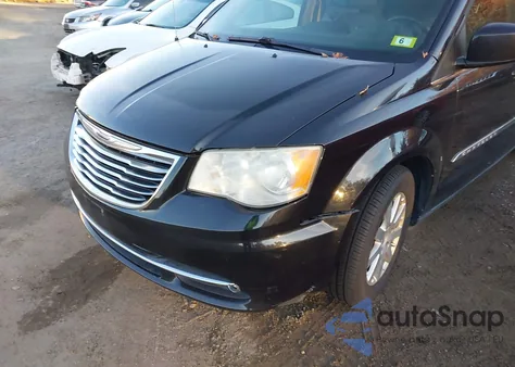 2014 Chrysler Town & Country Touring z USA, uszkodzony, nr VIN 2C4RC1BG4ER228627